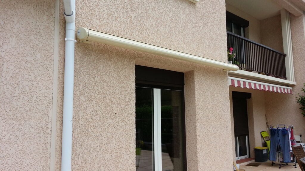 Store banne coffre motorisé avec rétraction vent installé à Caraman (31460) par GPA Automatisme. Protection solaire améliorée avec système de rétraction automatique en cas de vent