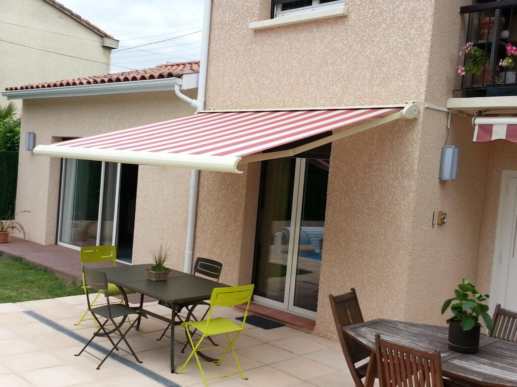 Store banne motorisé installé à Saint-Orens-de-Gameville (31650) par GPA Automatisme. Solution idéale pour l'ombre et la protection solaire extérieure