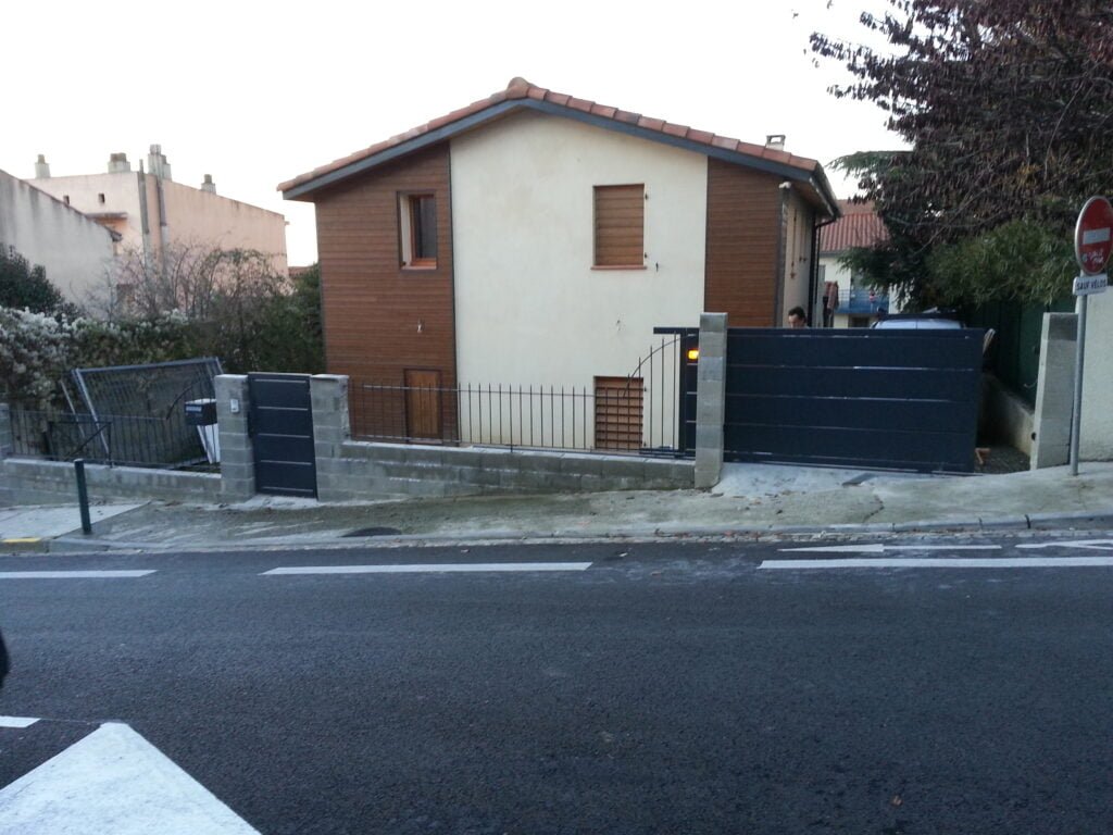 Portail, clôture et portillon installés à Bram (11150) par GPA Automatisme. Sécurisation et délimitation élégante de votre espace extérieur.