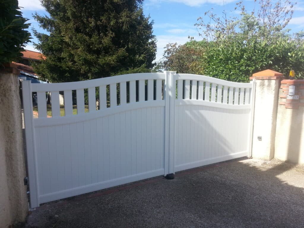 Portail battant blanc motorisé installé à Lauragais (31460) par GPA Automatisme. Élégance, sécurité et confort d’utilisation avec une motorisation performante.