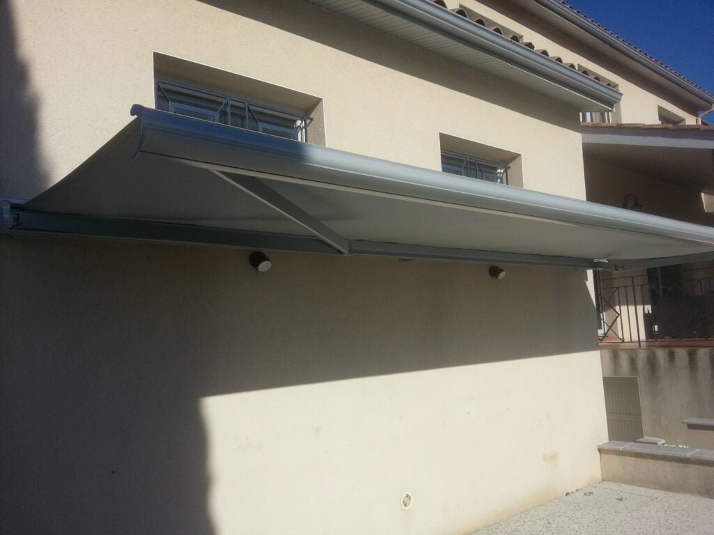 Petit store banne coffre motorisé gris moyen avec rétraction vent et éclairage installé à Caraman (31460) par GPA Automatisme. Solution élégante et pratique pour une protection solaire et une ambiance lumineuse