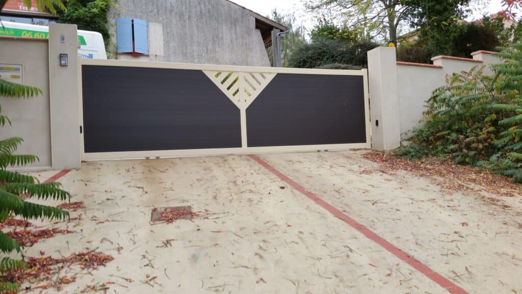 Portail coulissant design beige et marron, plein avec centre ajouré, installé à Beaupuy (31850) par GPA Automatisme. Élégance et modernité pour une entrée unique et automatisée.