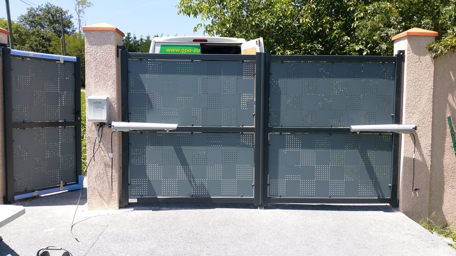 Portail battant en aluminium avec motif et plaque, motorisé, installé à Francarville (31460) par GPA Automatisme. Élégance, modernité et sécurité pour une entrée design et automatisée.