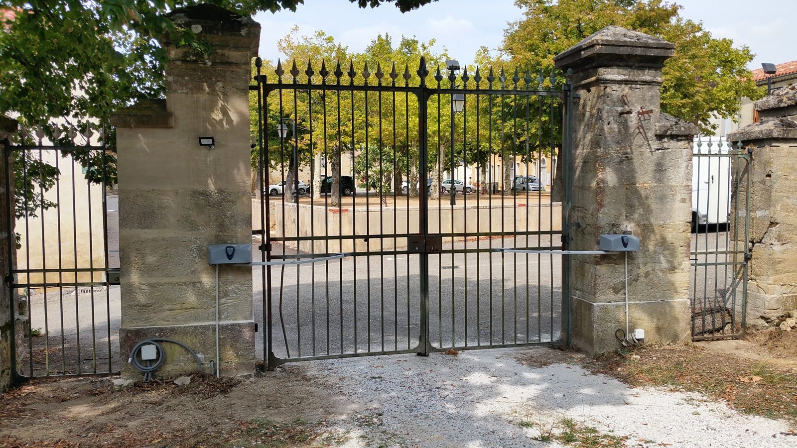 Portail battant et portillon en acier avec motifs fleur de lys installés à Le Faget (31460) par GPA Automatisme. Élégance et robustesse pour une entrée sécurisée et stylisée.