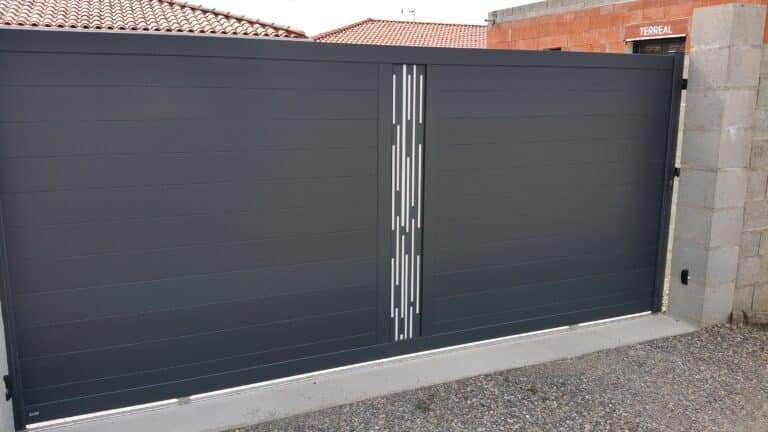 Portail battant légèrement ajouré et coulissant motorisé installé à Vaux (31540) par GPA Automatisme. Design moderne et motorisation performante pour un accès fluide et sécurisé