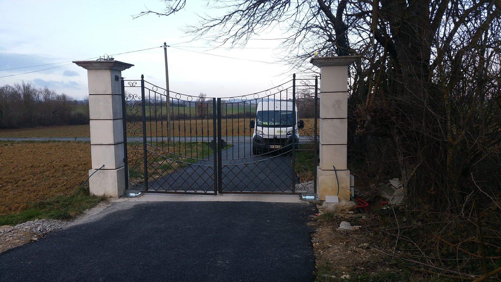 Portail battant en acier installé à Beauteville (31290) par GPA Automatisme. Sécurité et robustesse pour une entrée durable et personnalisable.