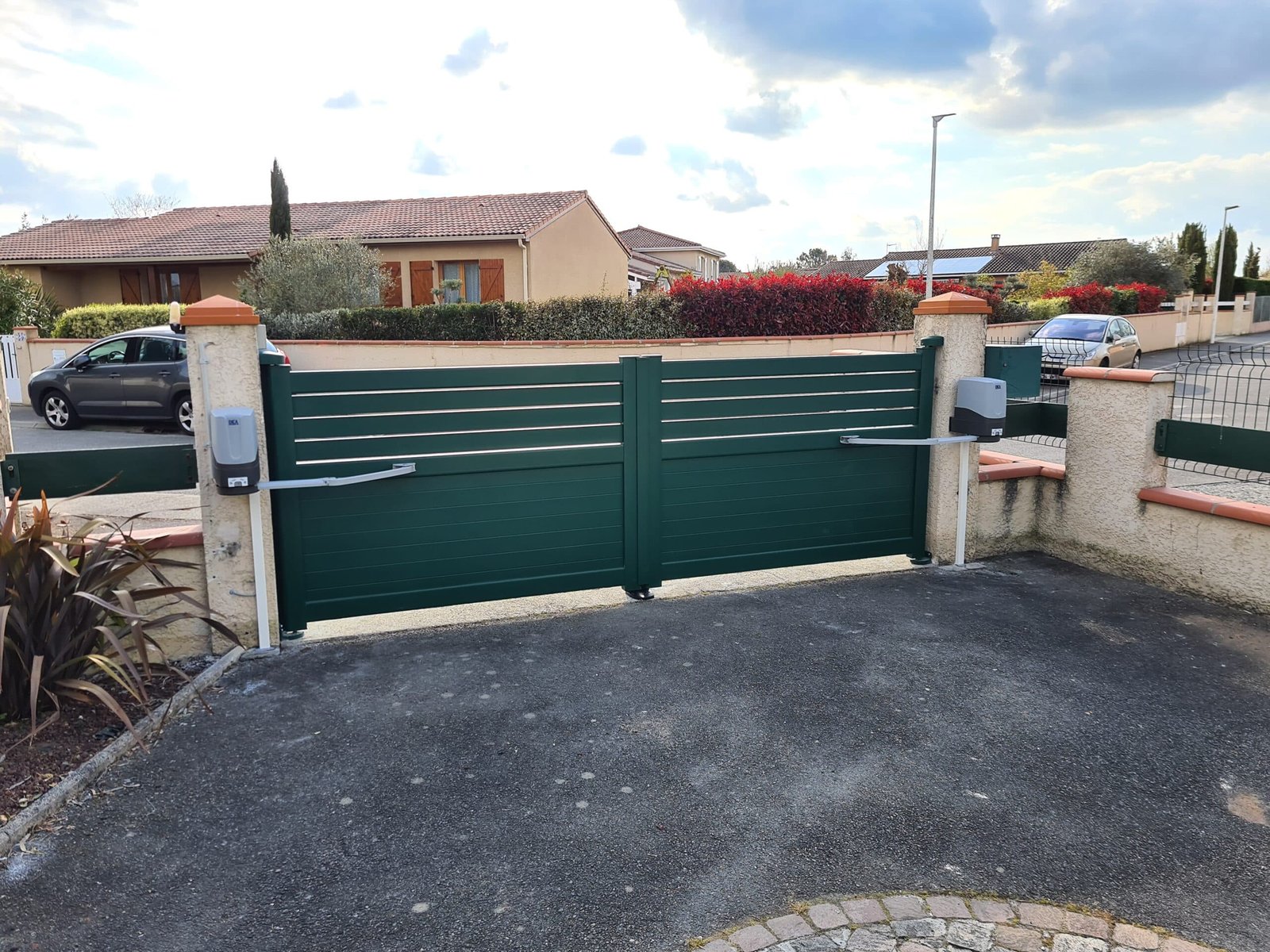 Portail battant vert motorisé installé à Saint-Pierre-de-Lages (31570) par GPA Automatisme. Élégance et sécurité avec une motorisation performante et un design intemporel.