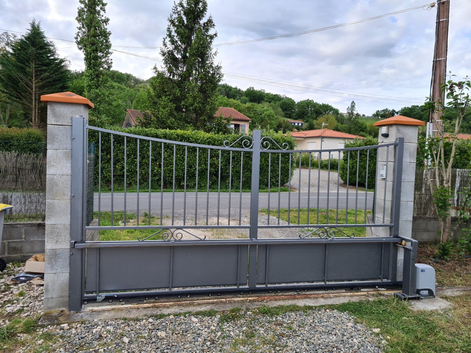 Portail coulissant gris motorisé installé à Loubens-Lauragais (31460) par GPA Automatisme. Sécurisation et modernité avec une motorisation performante et un design élégant.