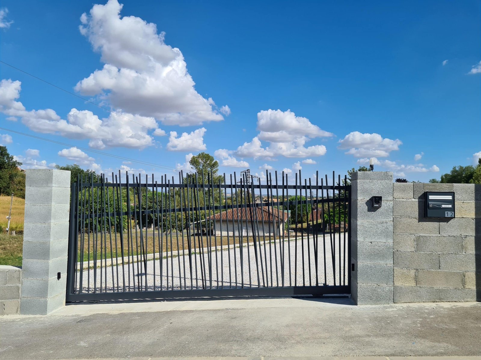 Portail en aluminium noir à lames ajourées, style plage, installé à Mascarville (31230) par GPA Automatisme. Élégance et modernité pour une entrée aérée et sécurisée.