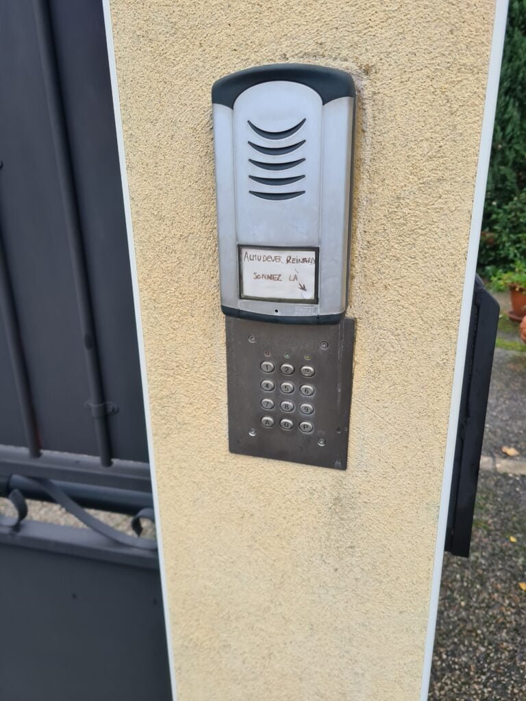 Portier vidéo et digicode installés à Labastide-Beauvoir (31470) par GPA Automatisme. Contrôle d’accès complet avec vidéo et code personnalisé pour une sécurité renforcée.