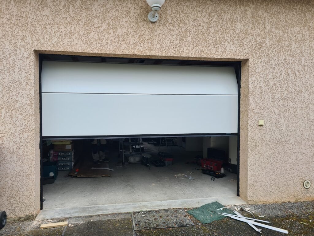 Portail sectionnel blanc motorisé installé à Villefranche-de-Lauragais (31290) par GPA Automatisme. Sécurisation et design épuré pour une entrée moderne et pratique