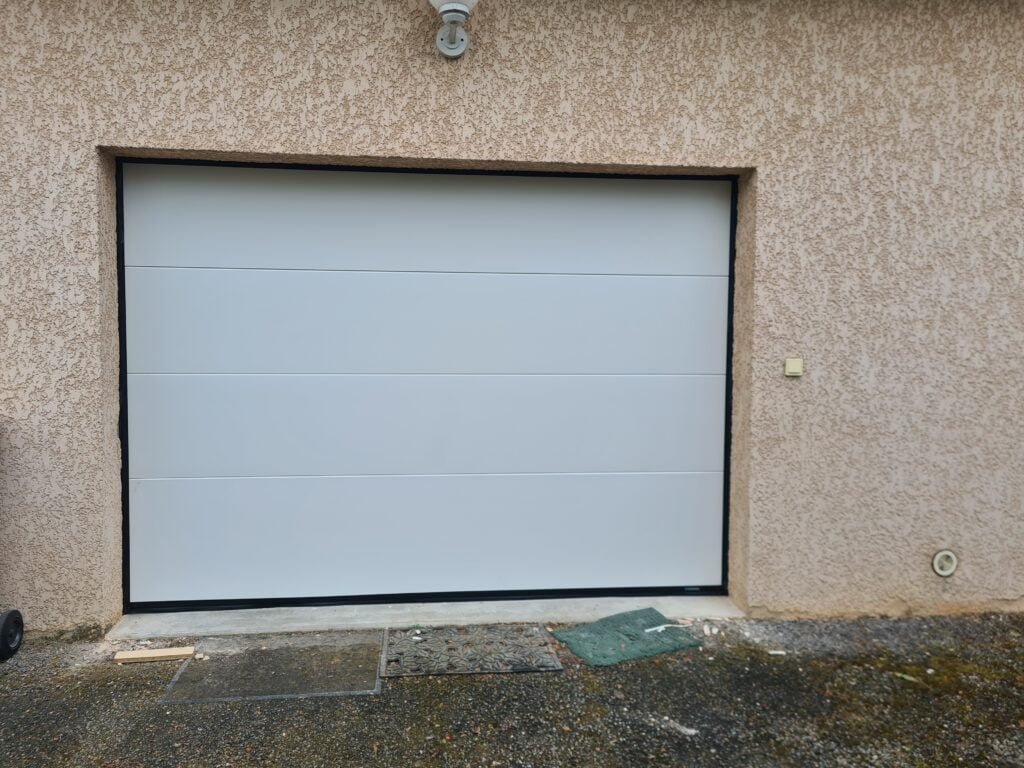 Portail sectionnel blanc motorisé installé à Villefranche-de-Lauragais (31290) par GPA Automatisme. Sécurisation et design épuré pour une entrée moderne et pratique.