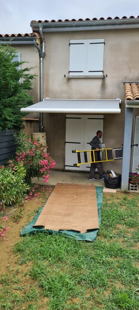 Petit store banne coffre motorisé blanc avec rétraction vent installé à Caraman (31460) par GPA Automatisme. Solution compacte et efficace pour une protection solaire ciblée