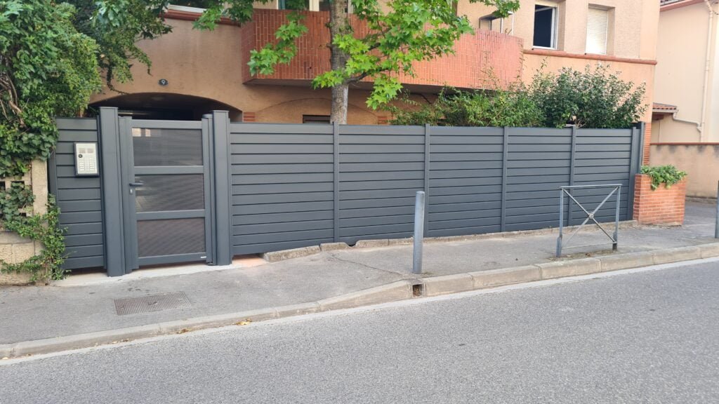 Clôture et portillon installés à Caraman (31460) avec système vidéo pour contrôle d’accès. Sécurisation et praticité pour une entrée moderne et protégée