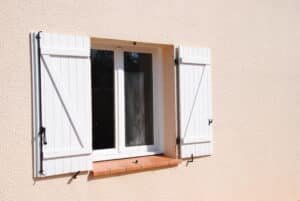 Volets battants installés à Saint-Félix-Lauragais (31540) par GPA Automatisme. Élégance et protection pour une habitation sécurisée et esthétique