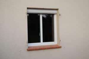 Petit volet roulant motorisé installé à Rieumajou (31290) par GPA Automatisme. Sécurisation et isolation optimisée pour petites fenêtres et ouvertures spécifiques