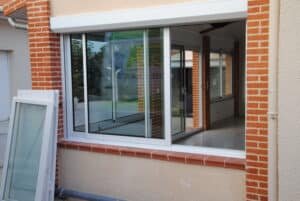 Grand volet roulant motorisé installé à Calmont (31560) par GPA Automatisme. Sécurisation et isolation optimale pour grandes ouvertures, baies vitrées et locaux professionnels