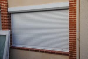 Grand volet roulant motorisé installé à Calmont (31560) par GPA Automatisme. Sécurisation et isolation optimale pour grandes ouvertures, baies vitrées et locaux professionnels