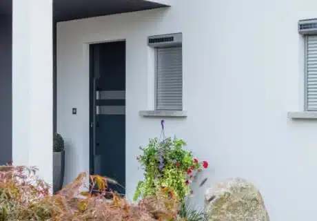 Volets roulants solaires et porte d'entrée installés à Lavaur (81500) par GPA Automatisme. Solution écoénergétique et sécurisée pour un accès pratique et une gestion optimale de l'énergie