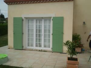 Volets battants verts installés à Saint-Julia (31540) par GPA Automatisme. Élégance traditionnelle et protection renforcée pour une habitation sécurisée et esthétique
