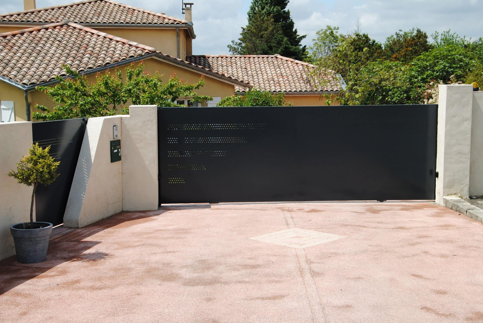 Portail coulissant noir avec portillon design installé à Montgaillard-Lauragais (31290) par GPA Automatisme. Élégance, sécurité et motorisation performante pour une entrée moderne.