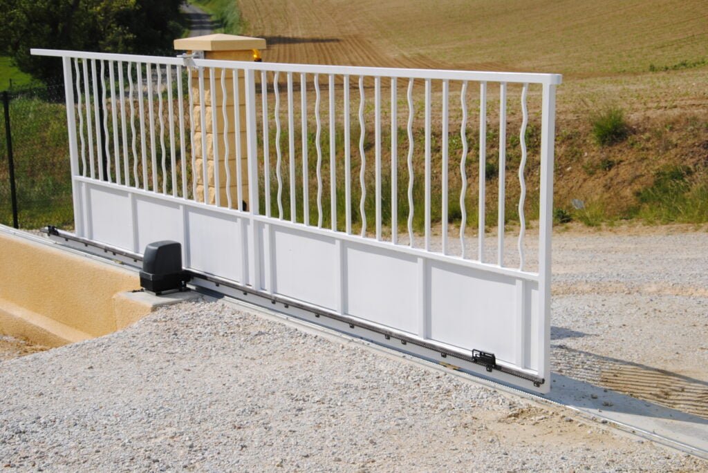 Portail blanc motorisé installé à Caraman (31460) par GPA Automatisme. Solution moderne et pratique pour une entrée élégante et sécurisée