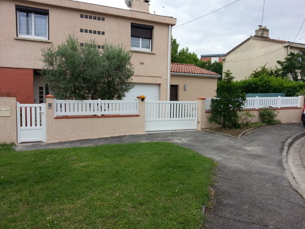 Clôture, portail et portillon blancs installés à Caraman (31460) par GPA Automatisme. Solution élégante et sécurisée pour une entrée moderne