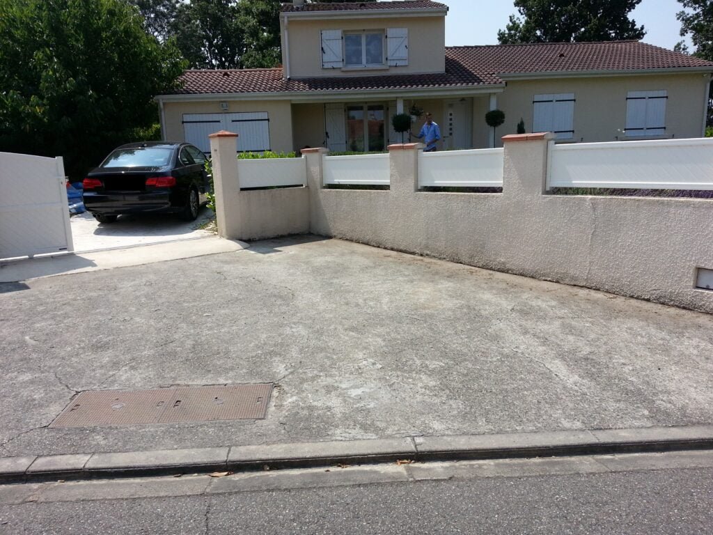 Clôture et portail coulissant installés à Caraman (31460) par GPA Automatisme. Sécurisation moderne et pratique pour une entrée spacieuse et élégante