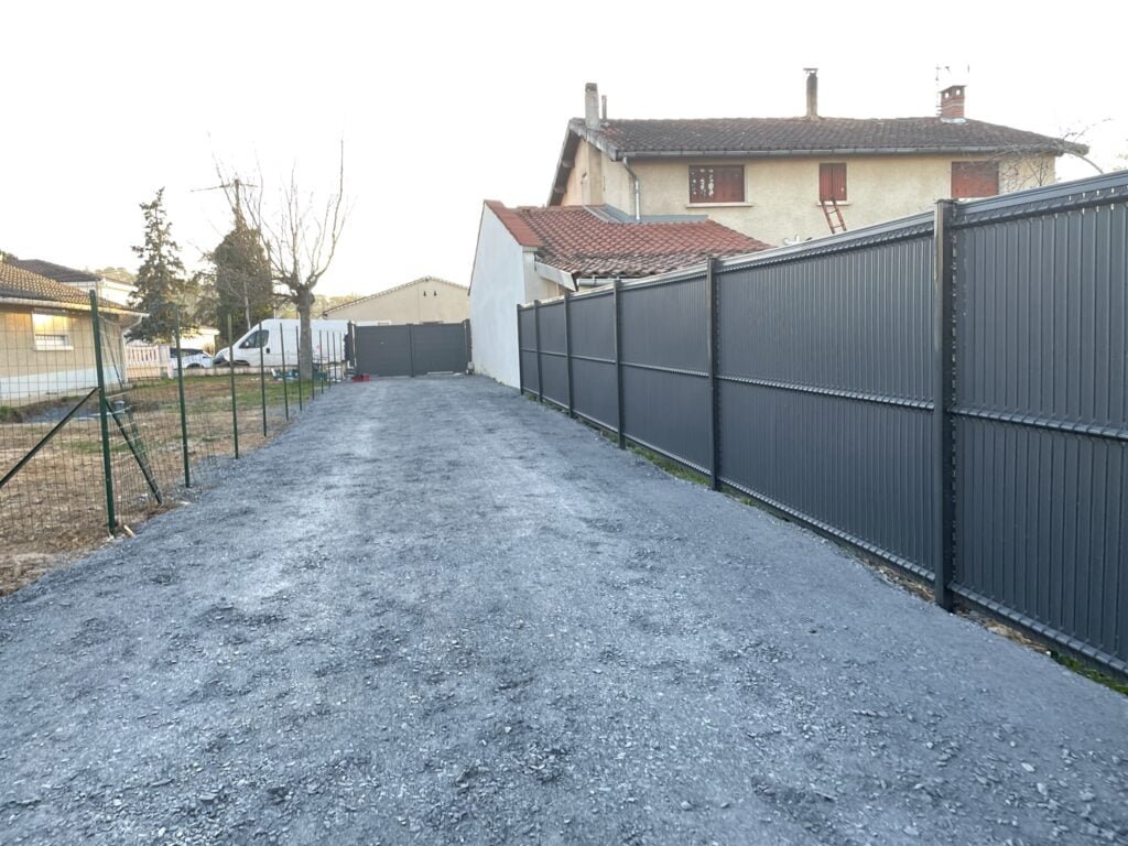 Clôture de séparation jolie installée à Caraman (31460) par GPA Automatisme. Solution élégante et pratique pour délimiter votre espace extérieur.