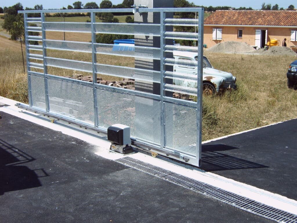 Portail coulissant en acier galvanisé avec motorisation installé à Verfeil (31590) par GPA Automatisme. Solution robuste et automatisée pour entreprises et résidences.