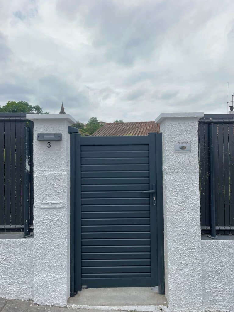 Portillon brise-vue ajouré installé à Loubens-Lauragais (31460) par GPA Automatisme. Sécurisation et design moderne avec un équilibre entre intimité et aération