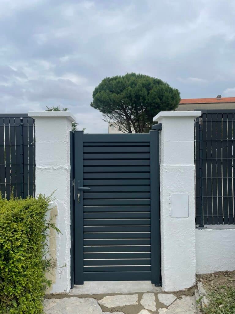 Portillon brise-vue ajouré installé à Loubens-Lauragais (31460) par GPA Automatisme. Sécurisation et design moderne avec un équilibre entre intimité et aération