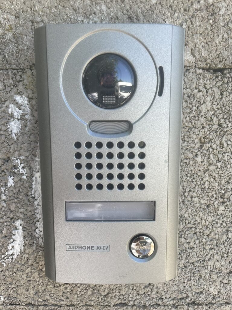 Portier vidéo installé à Saint-Orens-de-Gameville (31650) par GPA Automatisme. Sécurisation des accès avec visualisation et communication des visiteurs.