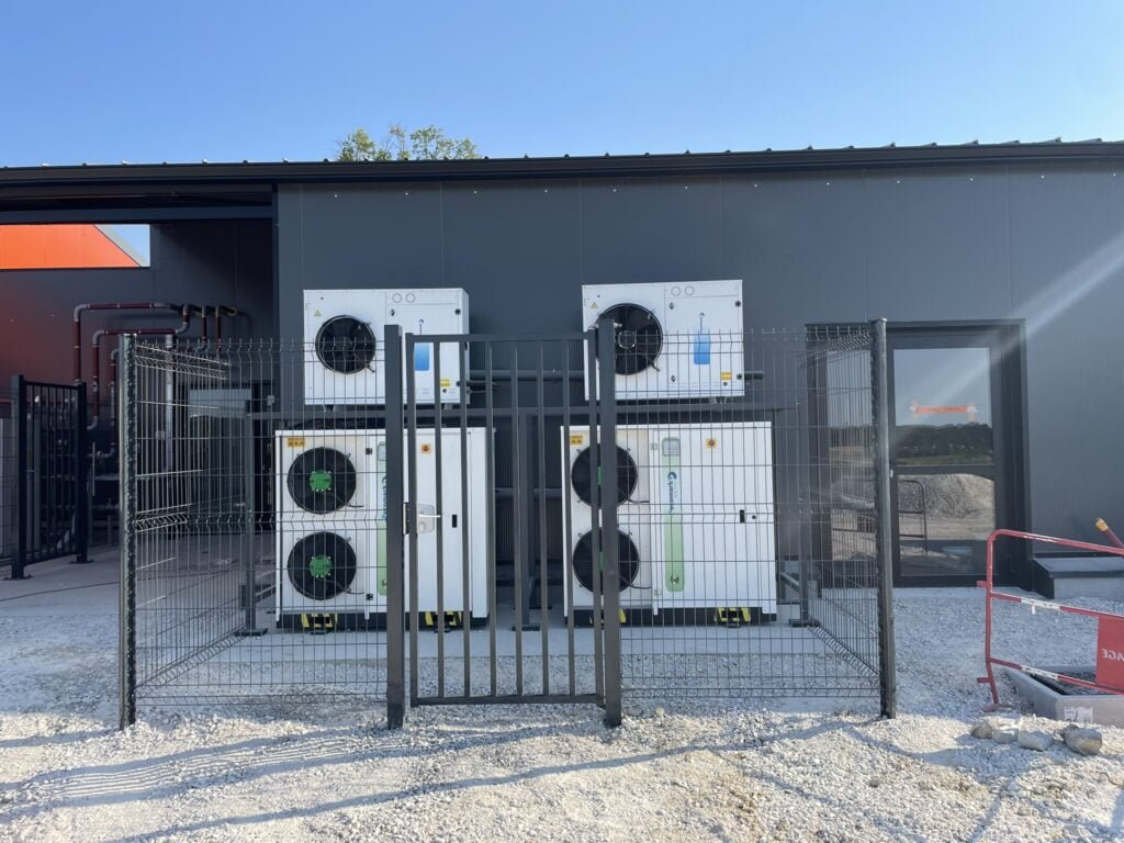 Clôture professionnelle installée à Caraman (31460) pour protéger les blocs climatiques et autres équipements extérieurs