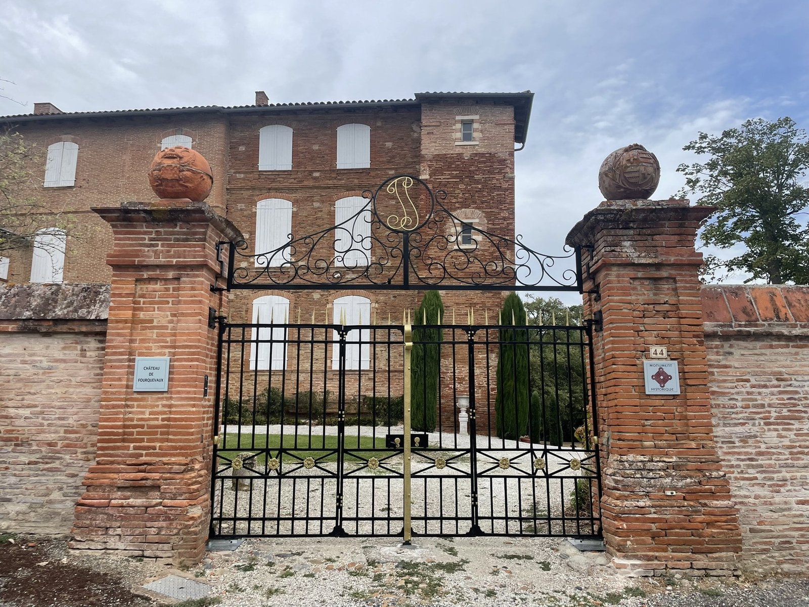 Portail en fer forgé noir et doré installé à Auriac-sur-Vendinelle (31460) par GPA Automatisme. Élégance et sécurité pour une entrée prestigieuse et durable.