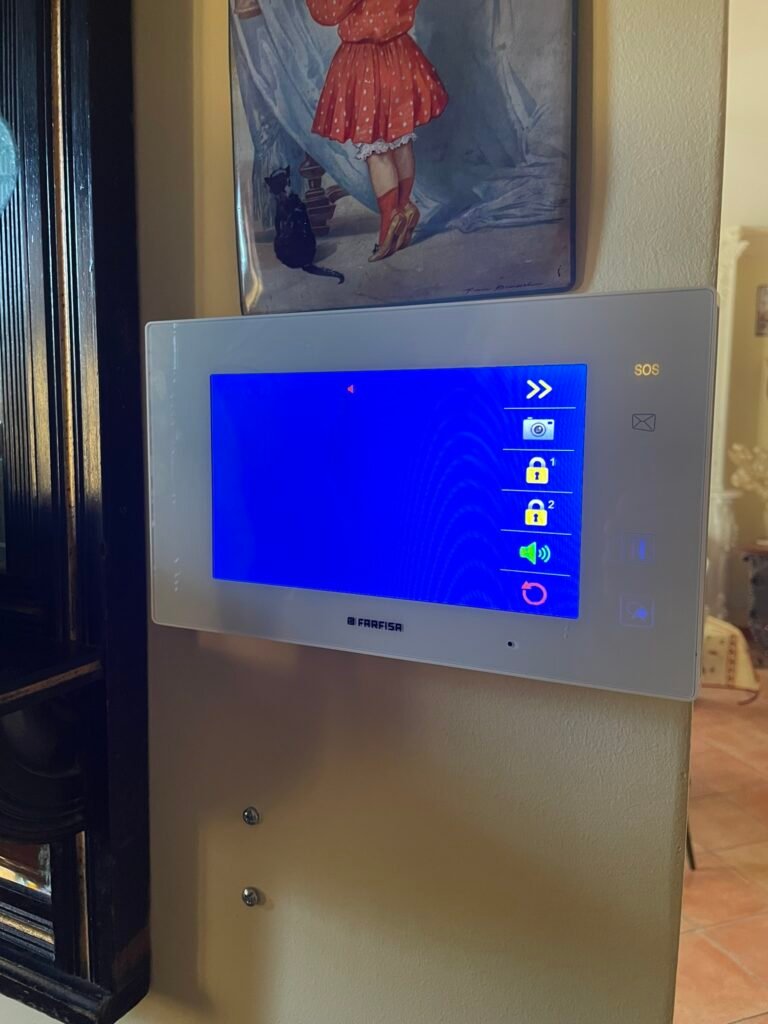 Portier vidéo installé à Baziège (31450) par GPA Automatisme. Contrôle d’accès sécurisé avec vidéo pour une gestion optimale des entrées