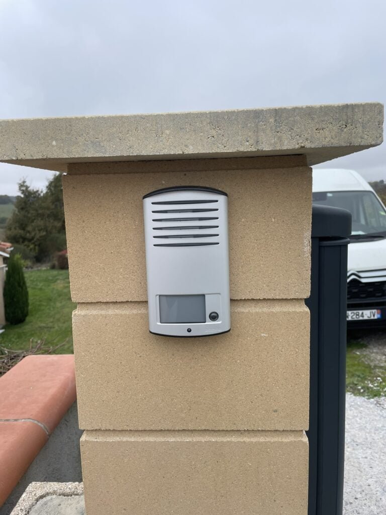 Système audio pour contrôle d'accès installé à Labastide-Beauvoir (31470) par GPA Automatisme. Communication claire et sécurisée pour un accès facilité