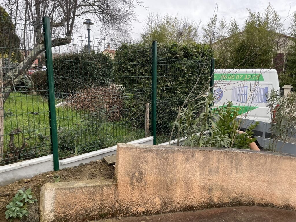 Clôture simple installée à Revel (31250) par GPA Automatisme. Solution pratique et économique pour délimiter votre espace extérieur