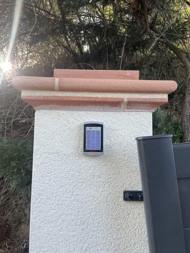 Digicode installé à Nailloux (31560) par GPA Automatisme. Accès sécurisé et pratique pour un contrôle d’entrée simplifié