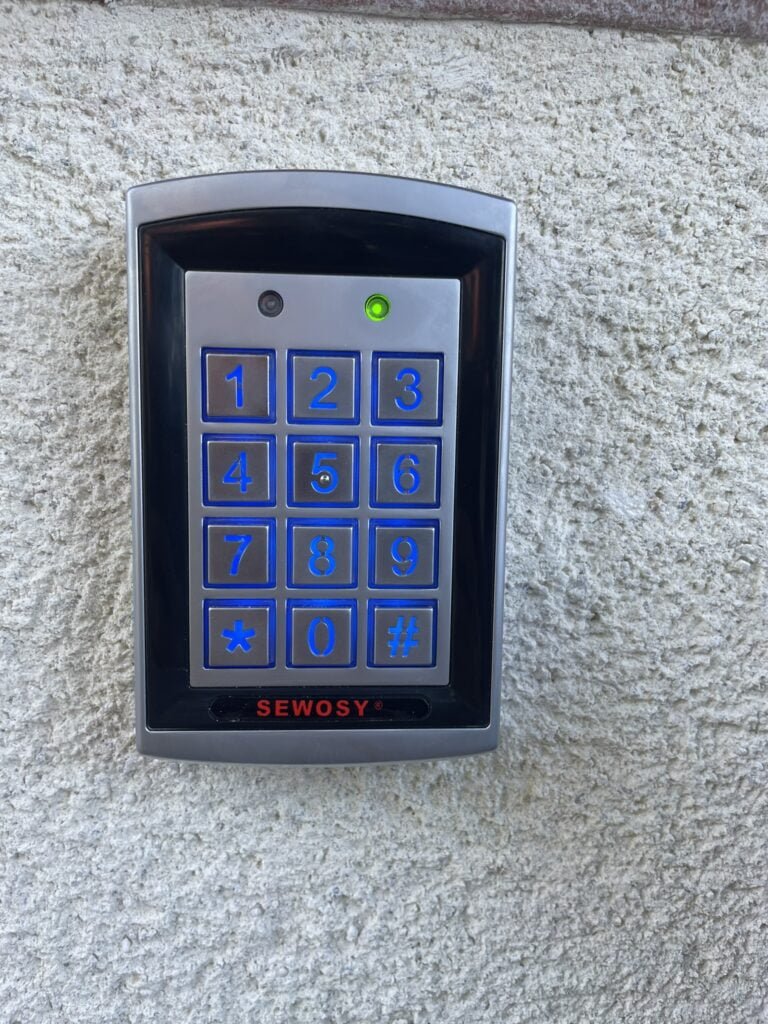 Digicode installé à Nailloux (31560) par GPA Automatisme. Accès sécurisé et pratique pour un contrôle d’entrée simplifié