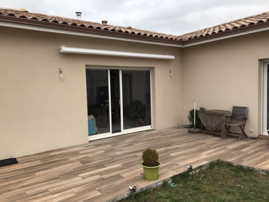 Store banne coffre motorisé blanc avec rétraction vent installé à Caraman (31460) par GPA Automatisme. Protection solaire discrète et efficace pour des espaces extérieurs modernes