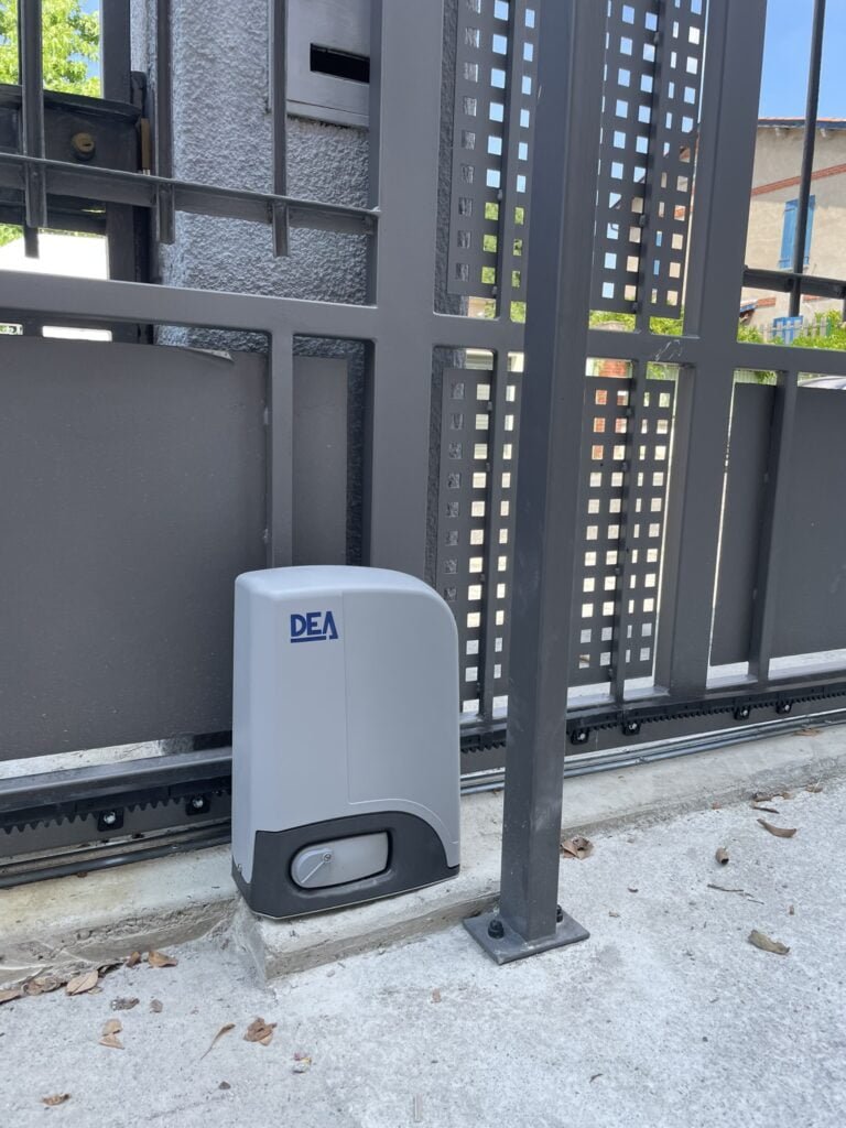 Portail coulissant motorisé installé pour professionnel à Caraman (31460) par GPA Automatisme. Accès sécurisé et pratique pour les entreprises.