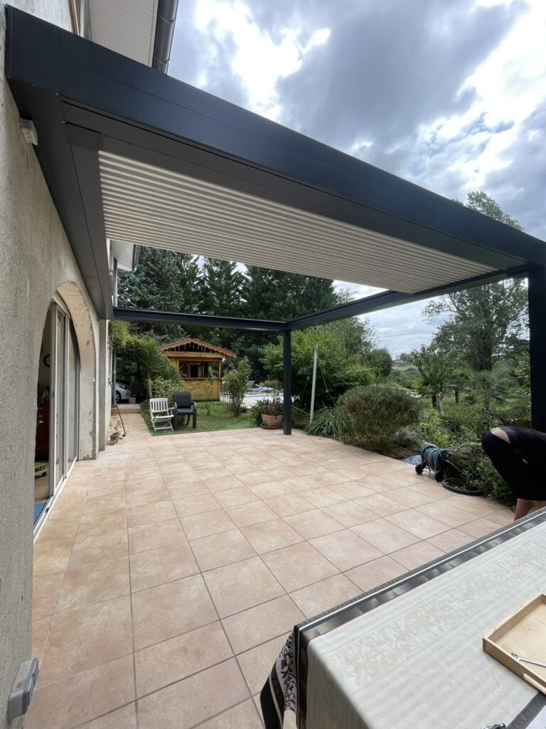 Pergola bioclimatique avec éclairage intégré et toit ouvrant installé à Pechabou (31320) par GPA Automatisme. Solution moderne et modulable pour un extérieur confortable et éclairé.