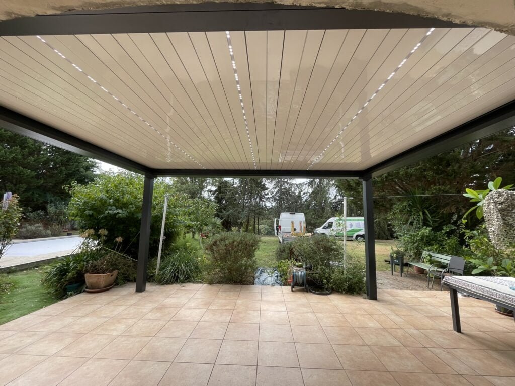 Pergola bioclimatique avec éclairage intégré dans les lames installée à Toulouse (31000) par GPA Automatisme. Confort, esthétique et régulation thermique pour un extérieur moderne