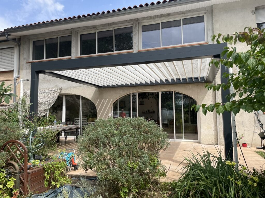 Pergola bioclimatique motorisée avec éclairage intégré et toit ouvrant installé à Mascarville (31460) par GPA Automatisme. Confort moderne et gestion automatique de l’ombre et de la lumière