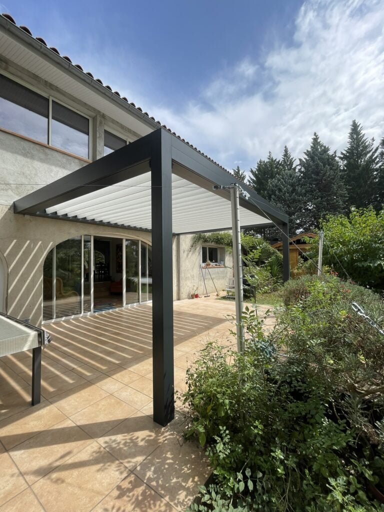Pergola bioclimatique avec éclairage LED intégré et toit ouvrant installé à Caraman (31460) par GPA Automatisme. Solution élégante et pratique pour un extérieur lumineux et modulable