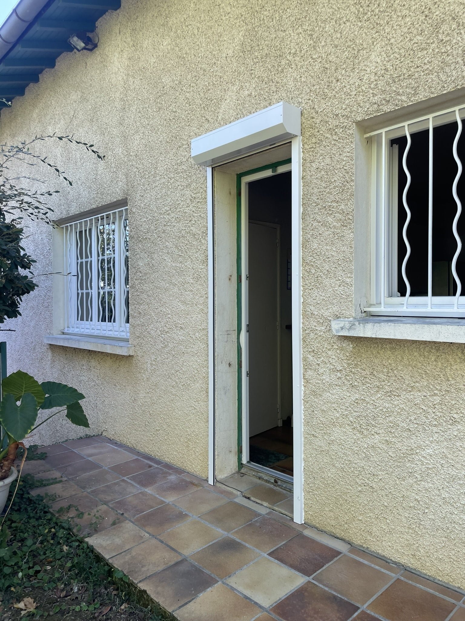 Volet roulant motorisé installé à Saint-Germier (31290) par GPA Automatisme. Sécurisation, isolation thermique et confort d’utilisation avec un système automatisé