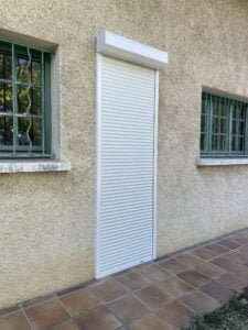 Volets roulants blancs installés à Caraman (31460) par GPA Automatisme. Sécurisation et isolation thermique avec un design moderne et pratique.