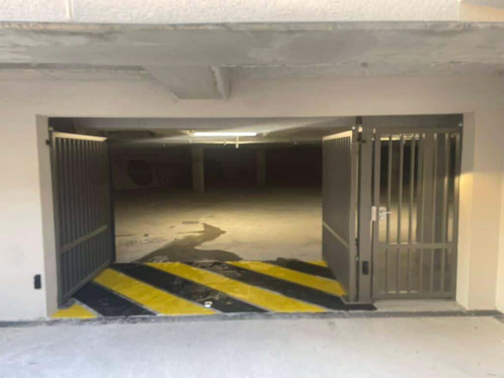 Portail battant sécurisé installé à Saint-Orens-de-Gameville (31650) pour un parking souterrain par GPA Automatisme. Motorisation performante et contrôle d’accès optimisé.
