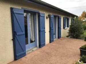 Volets battants bleus avec précadre en aluminium installés à Cambiac (31460) par GPA Automatisme. Sécurisation et design moderne pour une entrée élégante et résistante